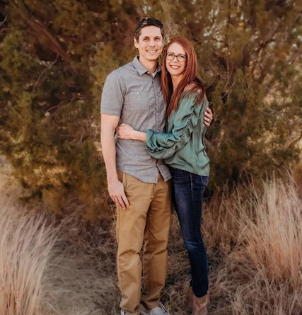 ss-story-closing-couple-tablet